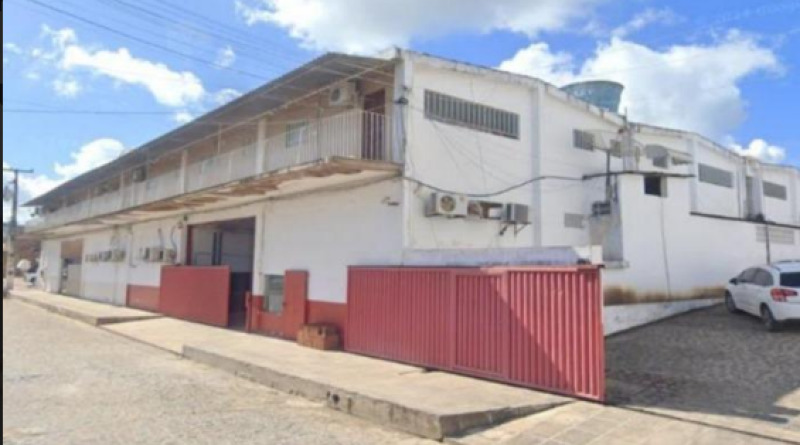 Imóvel constituído por galpões com áreas residenciais e comerciais, com uma das frentes voltada para a av. luiz barbosa, 89, mocós, timbaúba/pe e outra voltada para a br-408, com 2.640,00m² de área construída